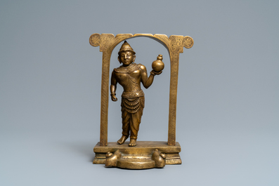 Une figure d'un gardien de temple en bronze dor&eacute;, N&eacute;pal, 19&egrave;me