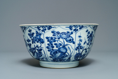 Een grote Chinese blauw-witte kom met florale vakverdeling, Kangxi