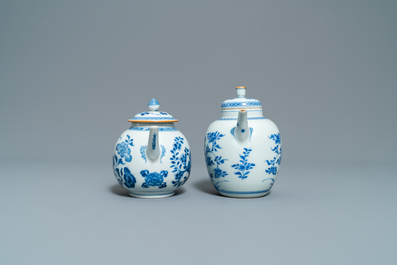 Twee Chinese blauw-witte en twee Imari-stijl theepotten met deksels, Kangxi/Qianlong
