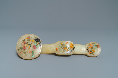 Een Chinese ingelegde hardstenen ruyi scepter, 19/20e eeuw