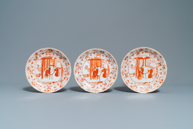 Trois assiettes et un plat en porcelaine de Chine en rouge de fer et dor&eacute;, Kangxi