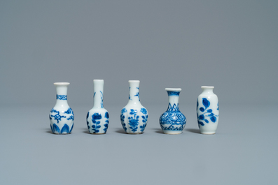 Dix vases miniatures en porcelaine de Chine en bleu et blanc, Kangxi