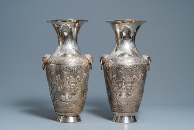 Een paar uitzonderlijke grote Chinese zilveren vazen met reli&euml;fdecor, 19e eeuw