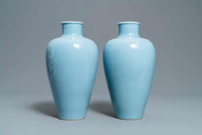Une paire de vases, une paire de lions et un porte-chapeau en porcelaine de Chine monochrome bleu et turquoise, 19/20&egrave;me