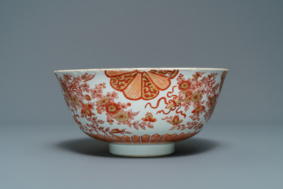Un bol en porcelaine de Chine en rouge de fer et dor&eacute; &agrave; d&eacute;cor floral, Kangxi
