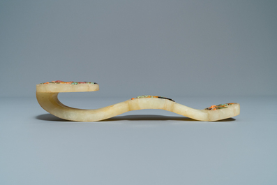 Een Chinese ingelegde hardstenen ruyi scepter, 19/20e eeuw