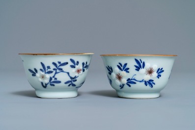 Six tasses et soucoupes en porcelaine de Chine en bleu, blanc et rouge, Kangxi