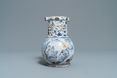 Een blauw-witte Rijsels aardewerken fopkan, 18e eeuw