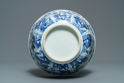 Un grand bol en porcelaine de Chine en bleu et blanc &agrave; d&eacute;cor floral, Kangxi