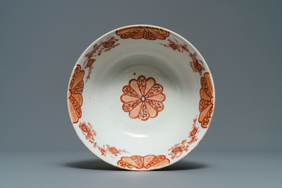 Un bol en porcelaine de Chine en rouge de fer et dor&eacute; &agrave; d&eacute;cor floral, Kangxi