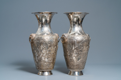 Een paar uitzonderlijke grote Chinese zilveren vazen met reli&euml;fdecor, 19e eeuw