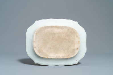Une paire de plats en porcelaine de Chine famille rose &agrave; d&eacute;cor 'Feuille de tabac', Qianlong
