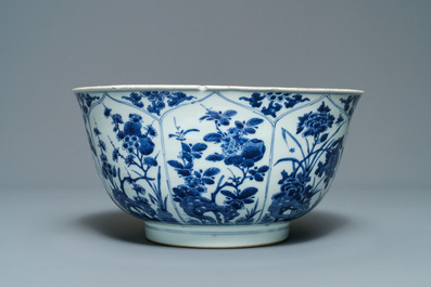 Un grand bol en porcelaine de Chine en bleu et blanc &agrave; d&eacute;cor floral, Kangxi