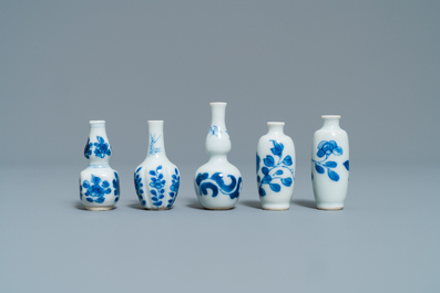 Tien Chinese blauw-witte miniatuur vaasjes, Kangxi