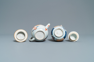 Deux th&eacute;i&egrave;res couvertes en porcelaine de Chine en bleu et blanc et deux de style Imari, Kangxi