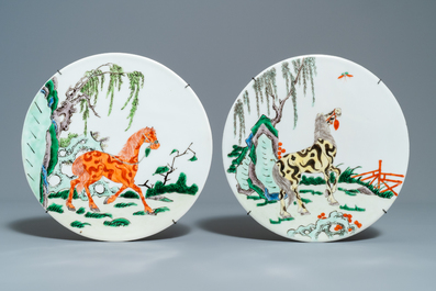 Cinq plaques en porcelaine de Chine famille verte &agrave; d&eacute;cor de chevaux, 19&egrave;me