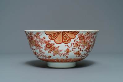 Un bol en porcelaine de Chine en rouge de fer et dor&eacute; &agrave; d&eacute;cor floral, Kangxi