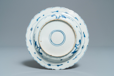 Une assiette en porcelaine de Chine en bleu et blanc de type kraak &agrave; d&eacute;cor d'un paysage, Wanli