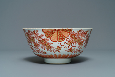 Un bol en porcelaine de Chine en rouge de fer et dor&eacute; &agrave; d&eacute;cor floral, Kangxi