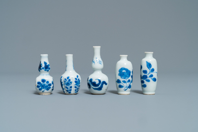 Dix vases miniatures en porcelaine de Chine en bleu et blanc, Kangxi
