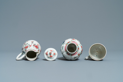Un service &agrave; th&eacute; de 27 pi&egrave;ces en porcelaine de Chine famille rose &agrave; d&eacute;cor de paysages, Yongzheng/Qianlong