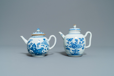 Twee Chinese blauw-witte en twee Imari-stijl theepotten met deksels, Kangxi/Qianlong