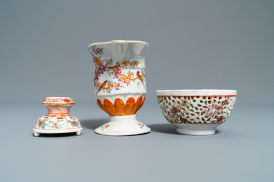 Cinq pi&egrave;ces en porcelaine de Chine famille rose et rouge de fer, Kangxi/Qianlong