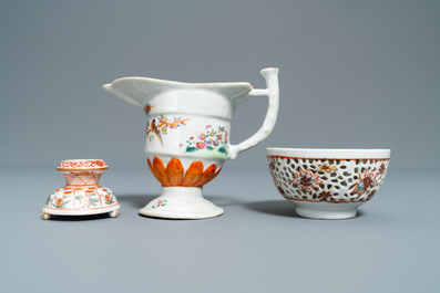 Vijf stukken Chinees famille rose en ijzerrood gedecoreerd porselein, Kangxi/Qianlong