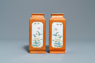 Une paire de vases de forme carr&eacute;e en porcelaine de Chine famille rose, marque de Yongzheng, R&eacute;publique