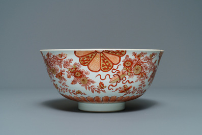 Un bol en porcelaine de Chine en rouge de fer et dor&eacute; &agrave; d&eacute;cor floral, Kangxi