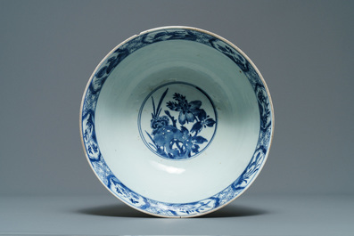 Een grote Chinese blauw-witte kom met florale vakverdeling, Kangxi