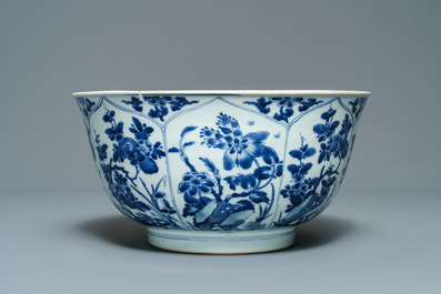 Een grote Chinese blauw-witte kom met florale vakverdeling, Kangxi