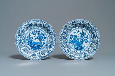 Quatre plats polylob&eacute;s en porcelaine de Chine en bleu et blanc, Kangxi
