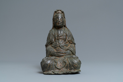 A large Korean bronze figure of Guanyin, 17th C.