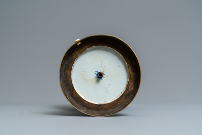 Un vase en porcelaine de Chine &agrave; d&eacute;cor en bleu et blanc sur fond c&eacute;ladon &agrave; d&eacute;cor incis&eacute;, Kangxi