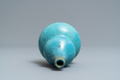 Un vase de forme double gourde en porcelaine de Chine turquoise monochrome de style junyao, 19/20&egrave;me