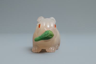 Une tabati&egrave;re en forme de lapin en agate sculpt&eacute;, Chine, 19/20&egrave;me