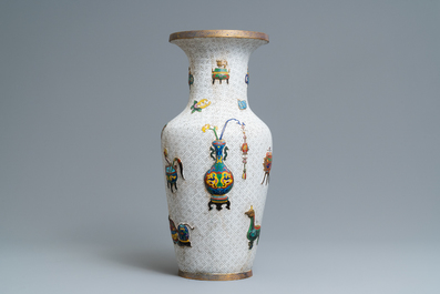 Een Chinese cloisonn&eacute; vaas met reli&euml;fdecor van antiquiteiten, 19e eeuw