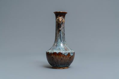 Een Chinese flesvormige flamb&eacute; vaas met olifantenkoppen, 18/19e eeuw