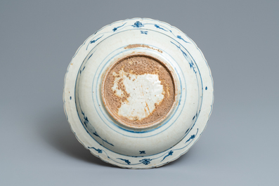 Un plat en porcelaine de Chine en bleu et blanc dite 'de Swatow', Ming