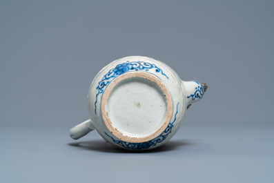 Een grote Japanse blauw-witte Arita theepot met verguld zilveren montuur, Edo, 17e eeuw