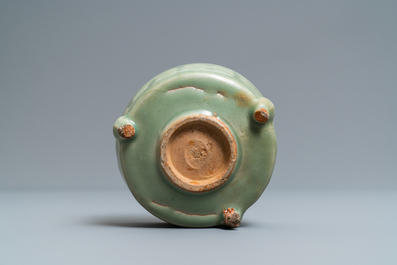 Een Chinese Longquan celadon wierookbrander met trigrammen, Ming