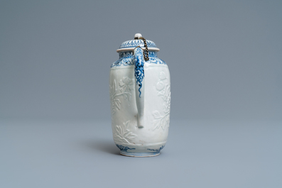 Une grande th&eacute;i&egrave;re en porcelaine Arita en bleu et blanc &agrave; monture en argent dor&eacute;, Edo, 17&egrave;me