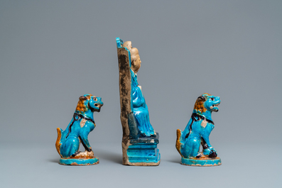 Une figure de Zhenwu et une paire de mod&egrave;les de lions en porcelaine de Chine &agrave; &eacute;mail turquoise, Ming