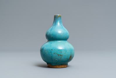 A Chinese monochrome turquoise junyao-style double gourd vase, 19/20th C.