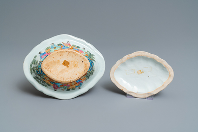 Une terrine couverte, une assiette et un bol en porcelaine de Chine famille rose, 19&egrave;me
