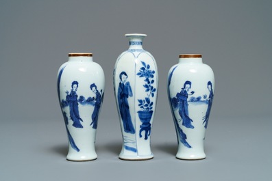 Trois vases et un plat en porcelaine de Chine en bleu et blanc, &eacute;poque Transition et Kangxi