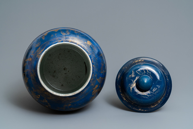 Un grand vase couvert en porcelaine de Chine monochrome bleu poudr&eacute; et dor&eacute;, Kangxi