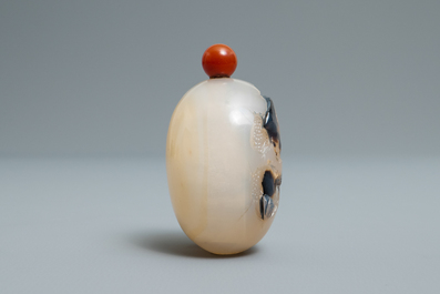 A Chinese carved agate snuff bottle with a hatching egg, 19/20th C.