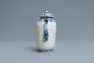 Een grote Japanse blauw-witte Arita theepot met verguld zilveren montuur, Edo, 17e eeuw